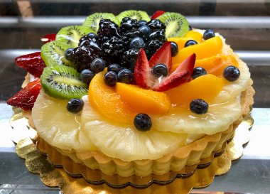 Meyveli turta, çilek, ananas, kivi, mango, kiraz.