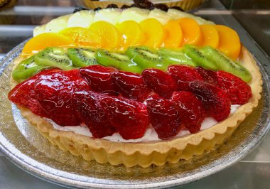 Meyveli turta, çilek, ananas, kivi, mango, kiraz.