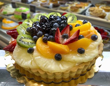 Meyveli turta, çilek, ananas, kivi, mango, kiraz.