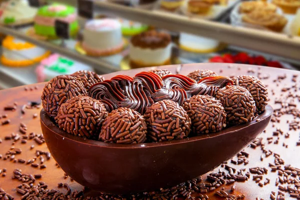 Huevo Pascua Brasileño Relleno Con Chocolate Granulado Crema Probado Con — Foto de Stock
