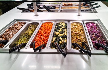 Yemek ve salata restoranı, sebze, kuşkonmaz, mantar.