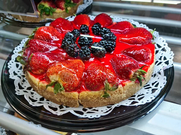 Confectionery Showcase Strawberry Cake Pies — Stok fotoğraf