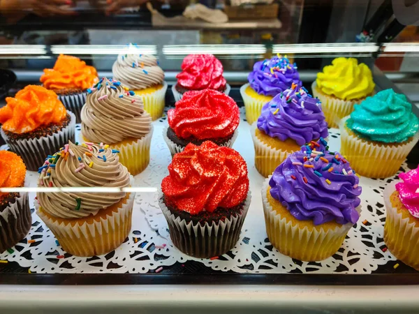 Süßwaren Vitrine Mit Cupcake Verschiedene Aromen — Stockfoto