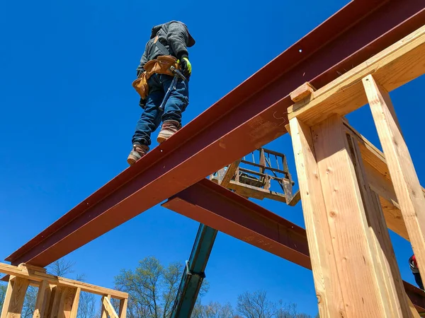 Wooden Framing Construction Placing Metal Beam — Φωτογραφία Αρχείου