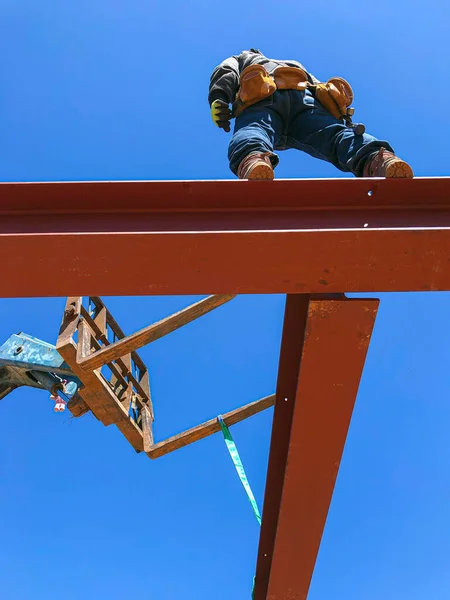 Framing Construction Worker Placing Metal Beam — Stockfoto