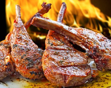 Kızarmış kuzu kaburgası, kömürde kızartılmış.