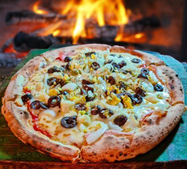 Fırında pişirilmiş pizza.