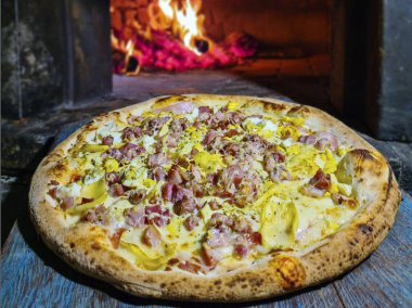 Fırında pişirilmiş pizza.