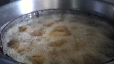 bir tavada kızarmış yumurta pişirme