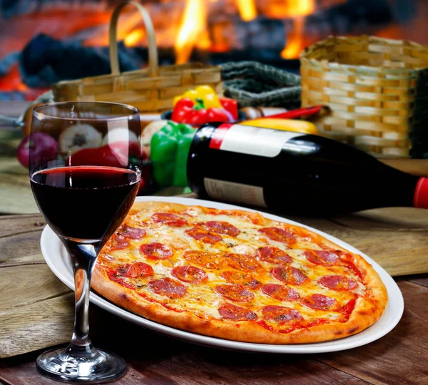 Pizza Salame Piccante Con Vino Rosso — Foto Stock