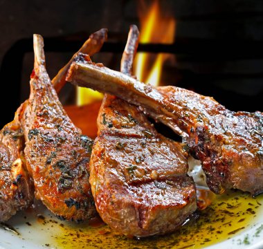 Kızarmış kuzu kaburgası, kömürde kızartılmış.