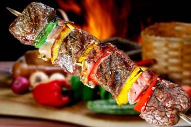 Domuz pastırması ve sebzeli et şişi.