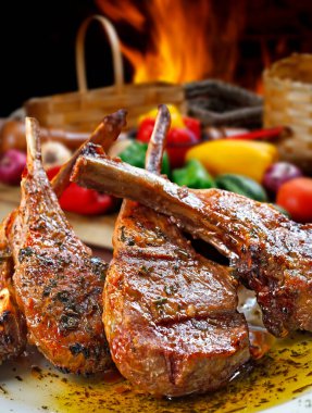 Kızarmış kuzu kaburgası, kömürde kızartılmış.