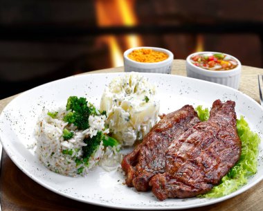 Salata ve patates püresiyle ızgara biftek.