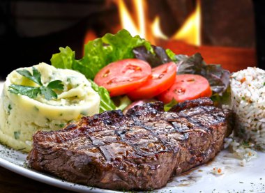 Salata ve patates püresiyle ızgara biftek.