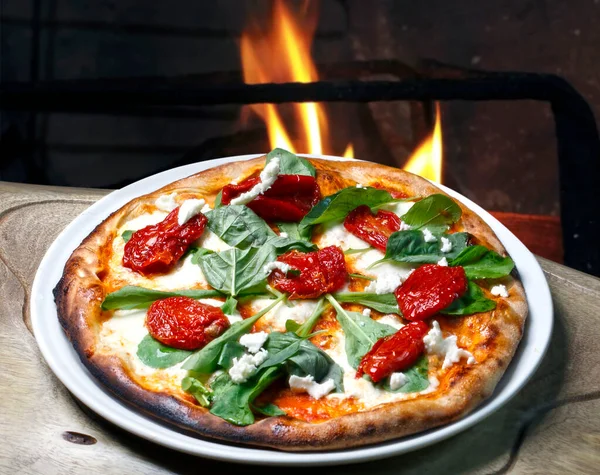 Pizza Con Rucola Pomodori Secchi — Foto Stock