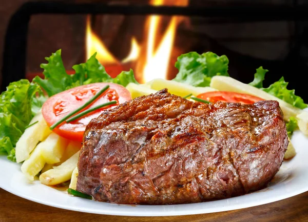 Salata ve patatesli ızgara biftek.