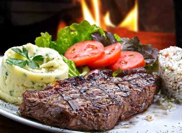 Grilovaný Steak Salátem Bramborovou Kaší — Stock fotografie