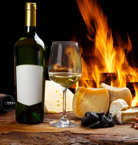Vinho Branco Acompanhado Vários Queijos — Fotografia de Stock