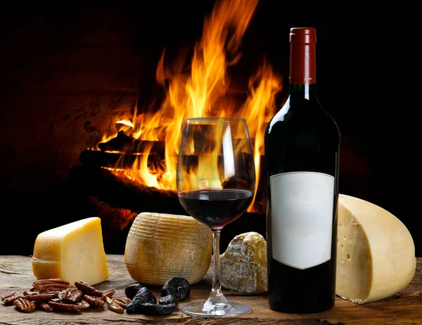 白ワインに各種チーズが添えられている — ストック写真