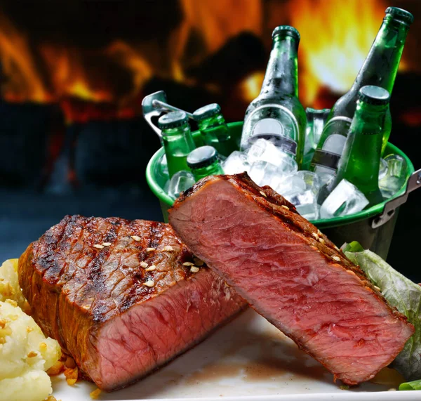Barbecue Con Bistecca Carne Birra — Foto Stock