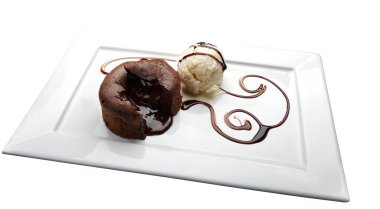 Taze, dondurma ile çikolatalı kek