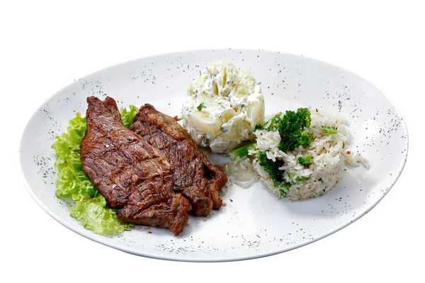 Patates Pilav Izole Beyaz Arka Planda Sığır Eti Biftek — Stok fotoğraf