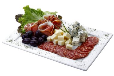 peynir, biber, zeytin ve izole beyaz zemin üzerine salata ile soğuk yemek