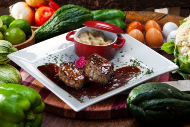 Kızartmalar için ahşap soslu makarna