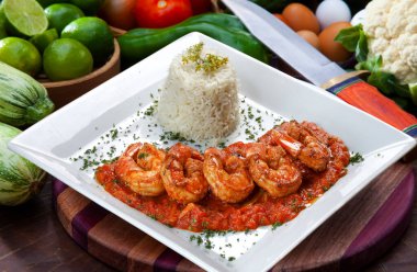 Domates soslu büyük karides, pirinç, beyaz arka plan.