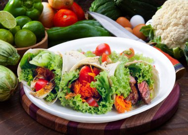 Et, tavuk ve salatayla sar.