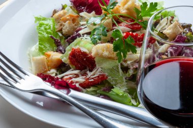 Sebzeli salata, şarap.