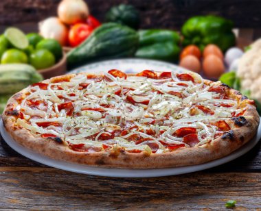 Soğan halkalı biberli pizza.