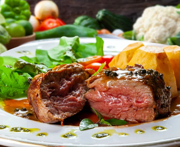 Filé Mignon Steak Szósszal Salátával Burgonyával — Stock Fotó