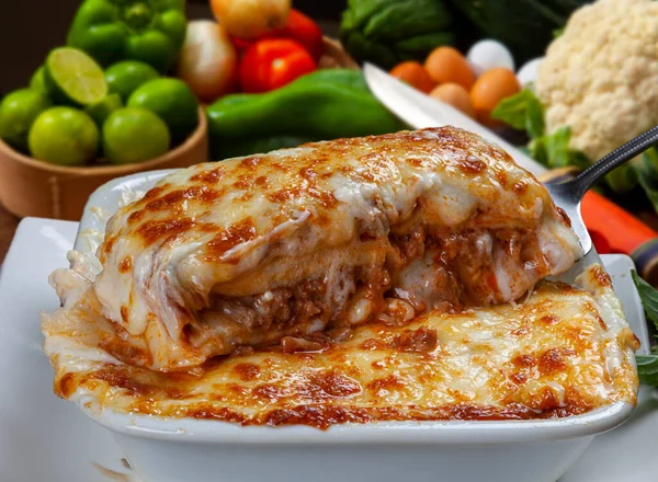 Lasagna Bolognese在烤箱里烤的 — 图库照片
