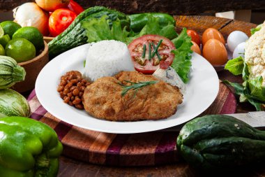 Pirinç ve fasulye salatalı ızgara biftek.