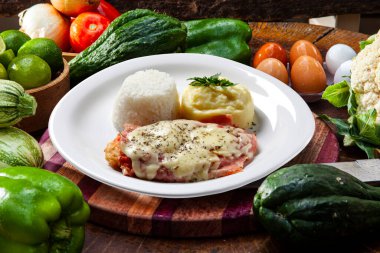 Patates ve pirinçli biftek.