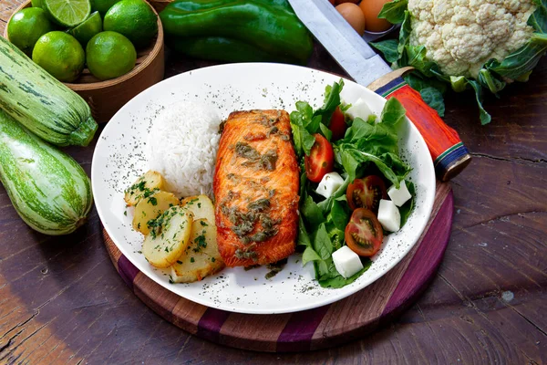 Salmón Parrilla Con Ensalada Arroz — Foto de Stock