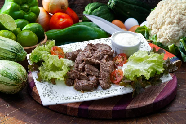 Filet Mignon Met Salade Witte Saus Geïsoleerd — Stockfoto