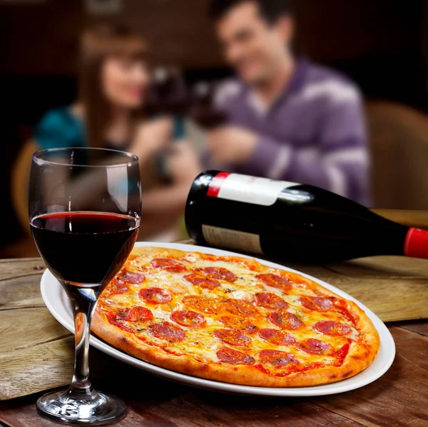 Diner Met Wijn Pizza — Stockfoto