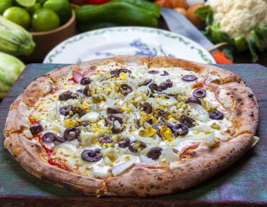 Pastırmalı pizza, biber, soğan, bezelye, oliva