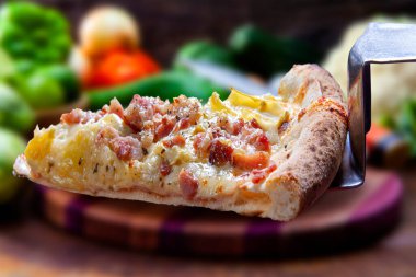 Erimiş mozzarella pizzası.