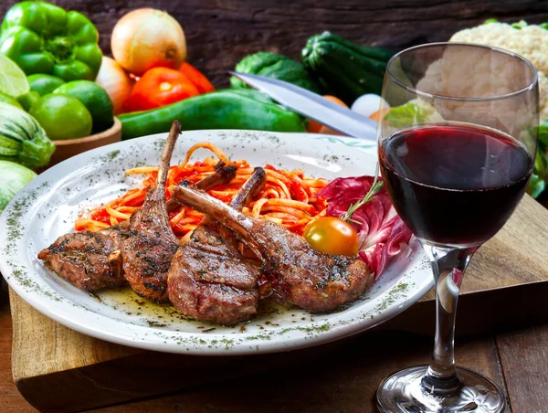 Costolette Agnello Con Pasta Vino Rosso — Foto Stock