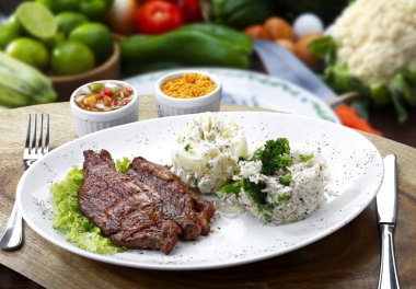 Kızarmış biftek, pirinç, patates.