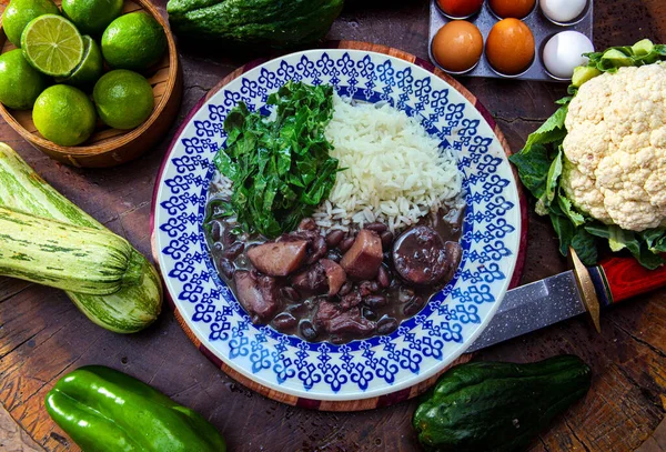 キャベツと米と伝統的なブラジルのFeijoada — ストック写真