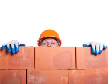 bir tuğla duvarın arkasında işadamı