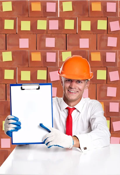 Podnikatel v pracovní helma drží ceduli — Stock fotografie