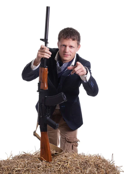 Mies, jolla AKM (Avtomat Kalashnikova) Kalashnikov — kuvapankkivalokuva