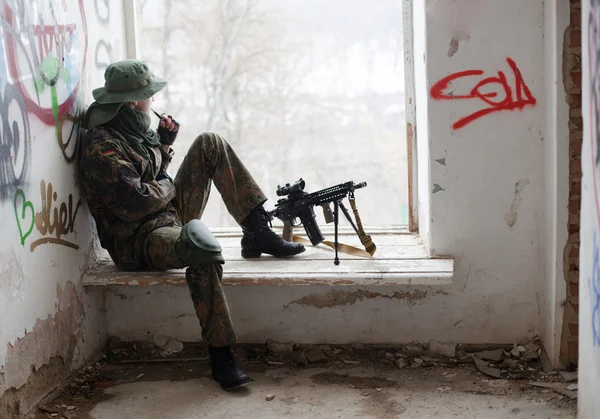 Soldier stormed the building — Stock Photo, Image