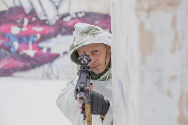 Soldier stormed the building — Stock Photo, Image